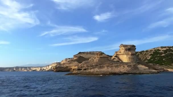 Corsica Eiland Kliffen Capo Pertusato Vuurtoren Frankrijk Vanaf Toeristisch Bootje — Stockvideo
