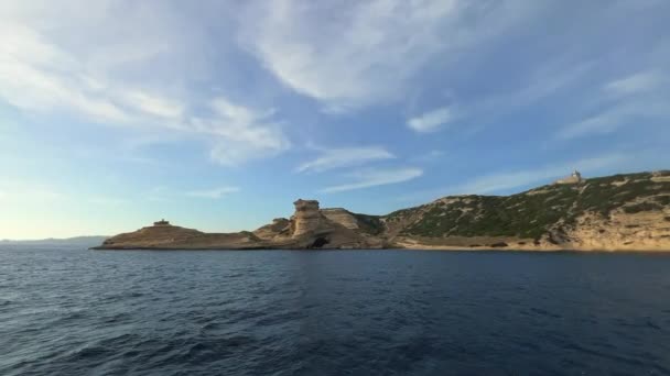 科西嘉岛的悬崖和法国的Capo Pertusato灯塔 从旅游船上看 动作缓慢 — 图库视频影像