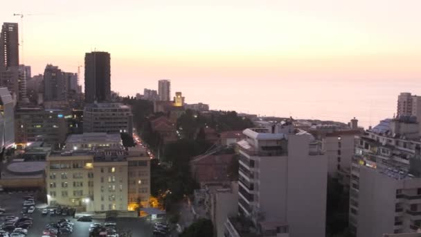 2022年7月26日のロタナ ハムラの屋上からのベイルート市とアル ハムラ通りの空中写真 — ストック動画