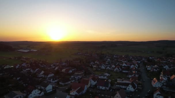 Luftaufnahme Mit Blick Auf Das Dorf Grundau Während Der Goldenen — Stockvideo