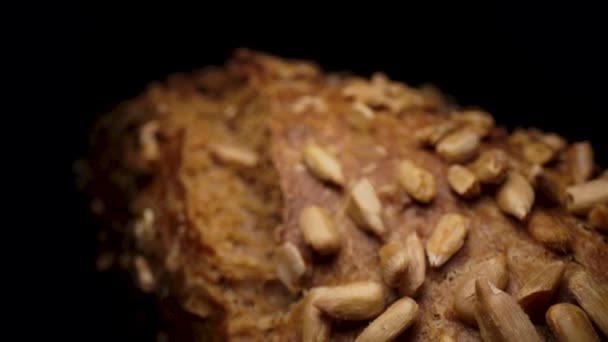 烤面包壳上的葵花籽 滑翔机宏射 食物复制空间 — 图库视频影像