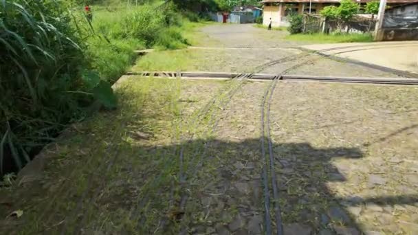 日当たりの良いロカAgostentiho Neto Sao Tomeの古い鉄道レールに続く空中ビュー ドローンショット — ストック動画