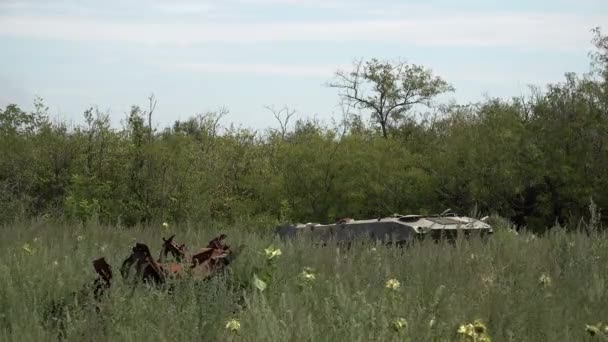 Portaaviones Blindado Ruso Sido Abandonado Junto Escombros Oxidados Vehículos Campo — Vídeo de stock