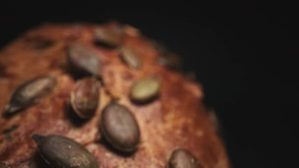 Pečený Chlebová Kůrka Pokrytá Různými Lahodnými Semínky Pečené Troubě Makro — Stock video