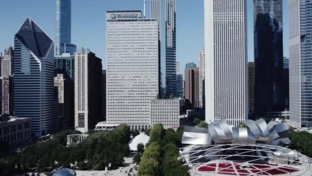 Drone Sobe Acima Chicago Grant Park — Vídeo de Stock