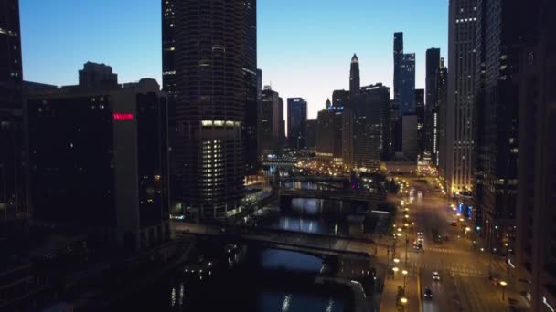 Kamera Sestupuje Dolů Chicagos Scénický Riverwalk Noci — Stock video