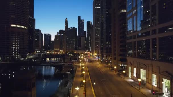 Высота Над Чикаго Риверуолк Живописной Ночью — стоковое видео
