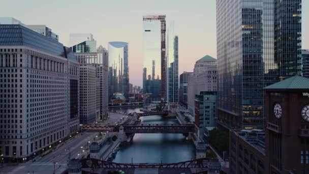 Drone Cruza Sobre Chicago River Downtown Vista Panorâmica — Vídeo de Stock