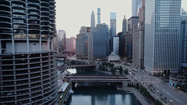 Chicago Nehri Üzerinde Uçuyor — Stok video