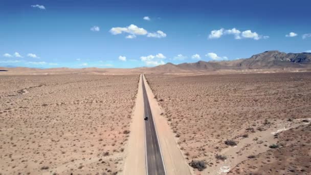 Carro Viajando Estrada Deserto — Vídeo de Stock