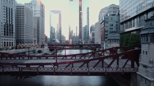 Dron Přeletí Přes Chicago River Bridge — Stock video