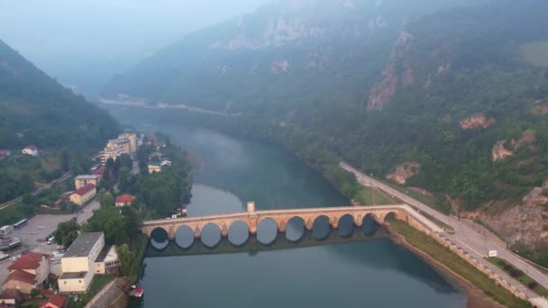 Aérea Del Famoso Puente Niebla Sobre Drina Visgerad Bosnia — Vídeos de Stock