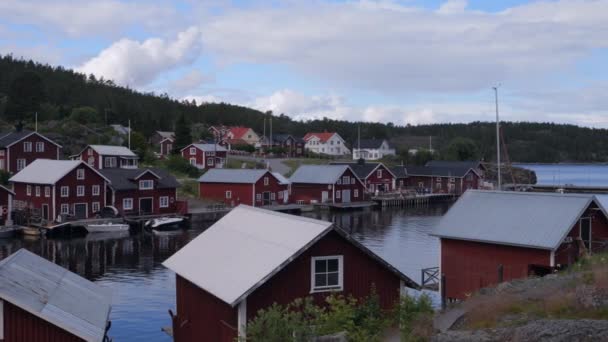 Denizde Kırmızı Evleri Olan Tipik Bir Skandinav Köyü Manzarası Ağır — Stok video