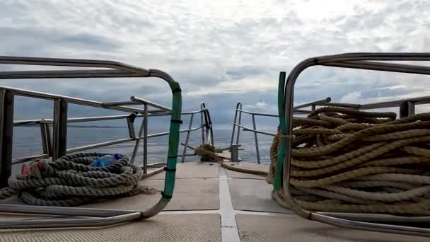 Boot Vaart Langzaam Richting Donkere Gevaarlijke Storm Wolken Het Midden — Stockvideo