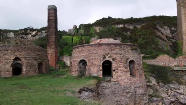 Caminando Través Pasto Porth Wen Abandonado Ruinas Horno Ladrillo Anglesey — Vídeos de Stock