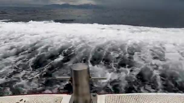 Лодка Мчится Через Глубокий Океан Избежать Массивных Темных Грозовых Облаков — стоковое видео