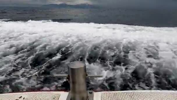 Bateau Accélérant Travers Océan Profond Pour Éviter Les Nuages Tempête — Video