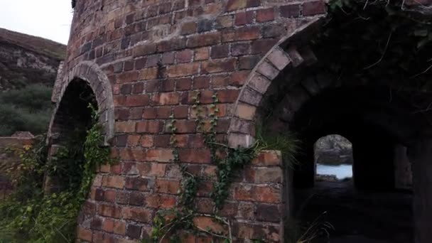 Städtische Erkundung Porth Wen Verlassenen Walisischen Backsteinkuppelofen Ruinen — Stockvideo
