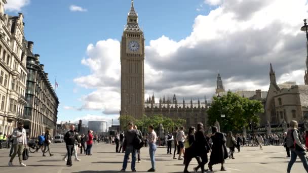昼間はイギリス ロンドンの国会広場を歩いている観光客や地元の人々の低角度ショット スローモーション — ストック動画