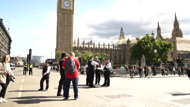 Zpomalený Záběr Policistů Uvězněných Mimo Silnice Parlamentním Náměstí Londýn Velká — Stock video