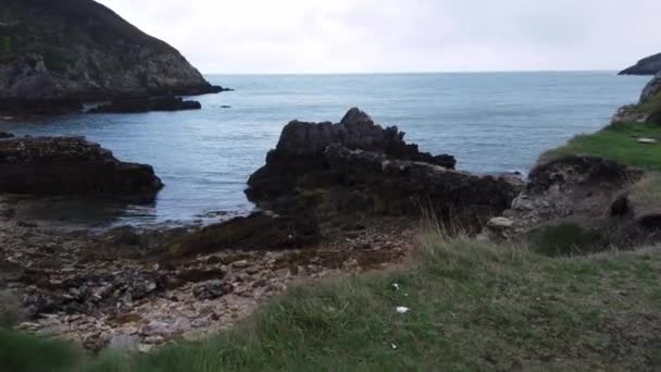 威尔士海岸侵蚀边缘的城市探险 俯瞰严酷的岩石海滩和爱尔兰海 — 图库视频影像