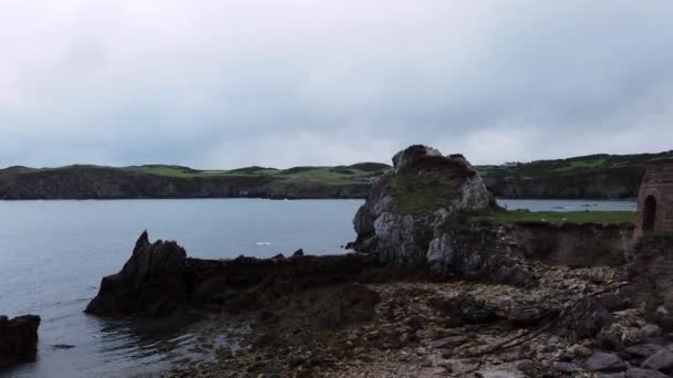 Panning Anglesey Kust Platteland Porth Wen Ongebruikt Metselwerk Koepel Ruïne — Stockvideo