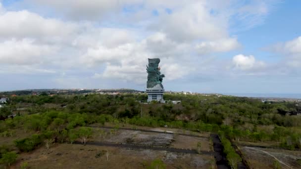 Hoge Standbeeld Van Garuda Wisnu Kencana Bali Eiland Luchtvlieg Richting — Stockvideo