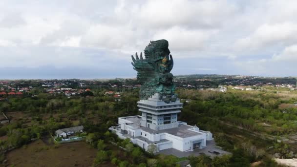 Majestuosa Estatua Histórica Antigua Isla Bali Vista Aérea Del Dron — Vídeos de Stock