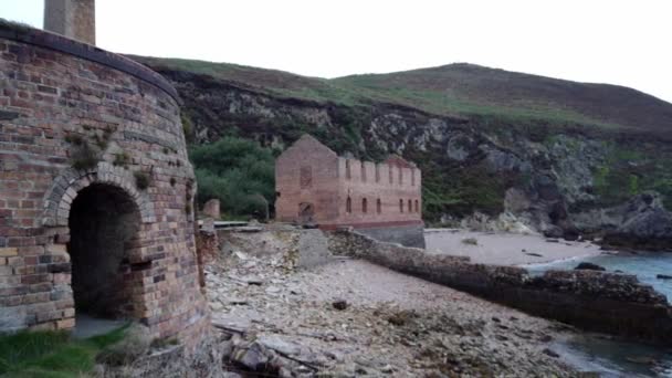 Terk Edilmiş Porth Wen Endüstriyel Tuğla Fabrikası Anglesey Kıyısındaki Fırın — Stok video