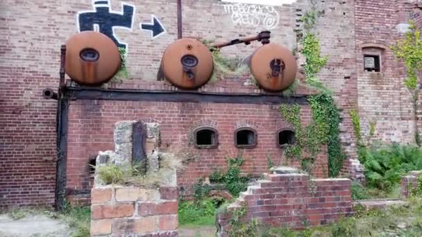 Grafiti Berkarat Yang Terbengkalai Menutupi Reruntuhan Tungku Batu Bata Porth — Stok Video