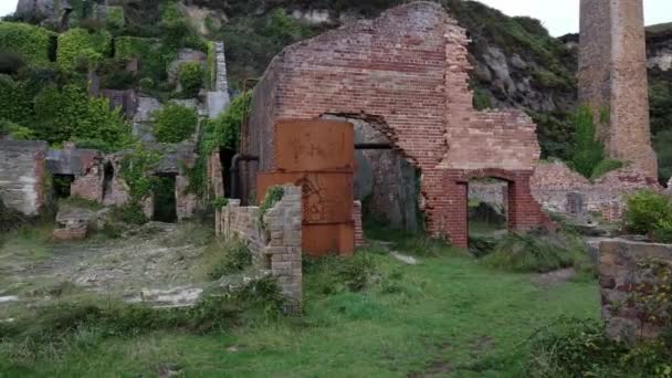 Porzucone Zardzewiałe Graffiti Pokryło Ruiny Cegieł Porth Wen Wiejskich Anglesey — Wideo stockowe
