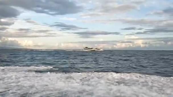 Lyxbåtar Fortkörning Genom Djupblå Hav Med Bakgrunden Sidovy — Stockvideo