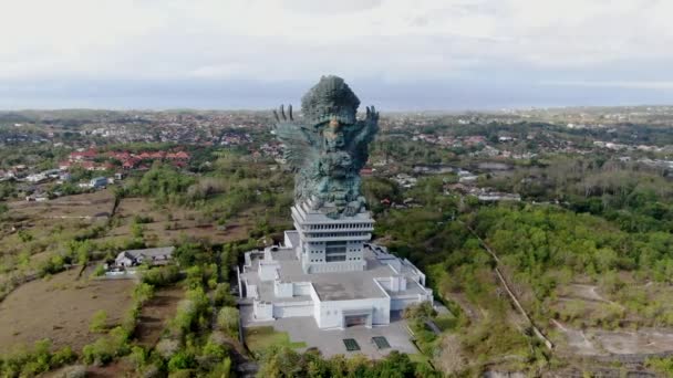 Massive Statue Garuda Winu Kencana Small Town Bali Island Aerial — Stock Video