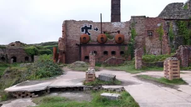 Panoramique Travers Les Ruines Industrielles Rouillées Chaudière Four Porth Wen — Video