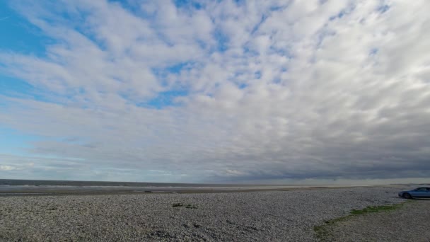 Błękitne Niebo Zachmurzenie Pokrywa Czas Upływający Nad Złotym Piaszczystym Wybrzeżem — Wideo stockowe