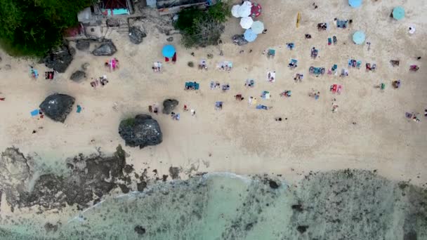 Praia Cheia Turistas Ilha Bali Vista Aérea Cima Para Baixo — Vídeo de Stock