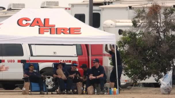 カリフォルニア州カリフォルニア州ヘメット近くのテントの下に座っている森林火災防止消防士 — ストック動画
