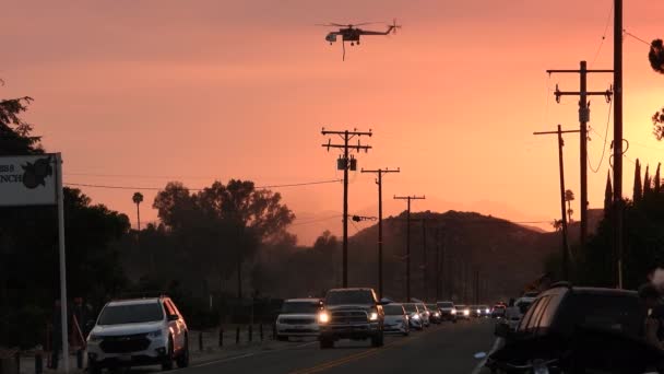Elicopterul Zboară Zori Deasupra Focului Sălbatic Din California Helitack Luptă — Videoclip de stoc