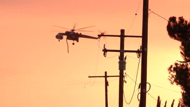Silhouette Hélicoptère Lutte Contre Incendie Volant Contre Ciel Sombre Près — Video