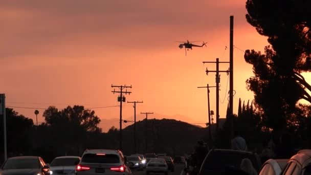 Una Ardiente Puesta Sol Naranja Con Helicópteros Sobrevolando Tráfico Acercar — Vídeos de Stock