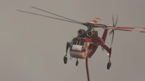 Brandweerhelikopter Die Vliegt Tijdens Fairview Fire Hemet Cal Usa — Stockvideo