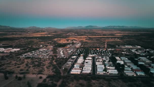 モバイルホームビレッジの空中ビュー米国アリゾナ州シエラビスタのサンセットでRvパーク — ストック動画