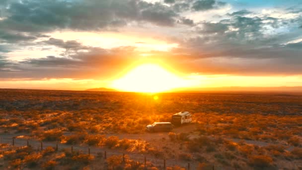Camper Van Estacionado Paisagem Panorâmica Contra Pôr Sol Fiery Montanhas — Vídeo de Stock