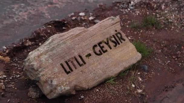 Señal Para Litli Geysir Tallada Una Roca Islandia — Vídeos de Stock