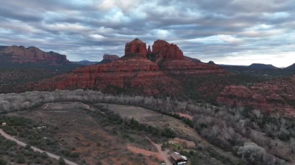 Wolkenlucht Boven Arizona Cathedral Rock Red Rock Country Sedona Drone — Stockvideo
