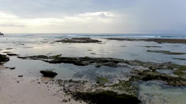 Majestueus Uitzicht Bali Eiland Kustlijn Met Neerstortende Golven Horizon Lage — Stockvideo