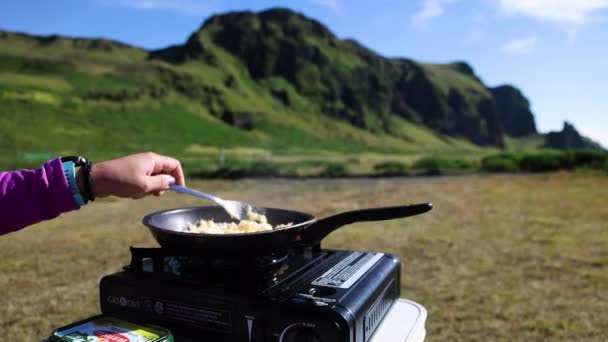 Готувати Сніданок Відкритому Повітрі Вік Кампусі Горах Ісландії — стокове відео