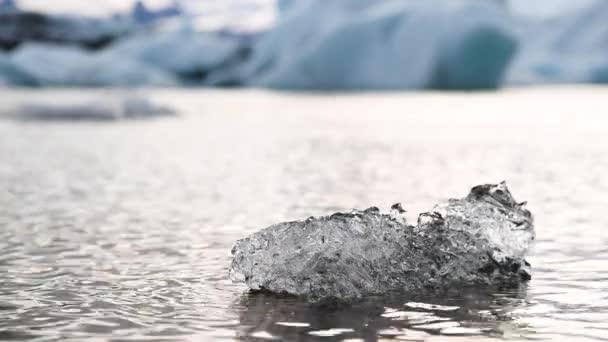 Шикарный Плотный Снимок Большого Куска Льда Сидящего Посреди Ледниковой Лагуны — стоковое видео