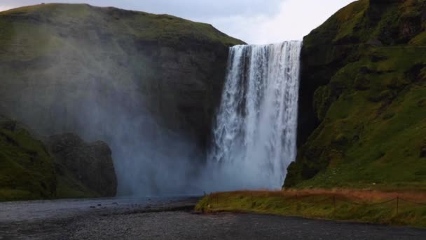 Mist Βγαίνει Ισχυρό Καταρράκτη Skgafoss Στην Ισλανδία — Αρχείο Βίντεο