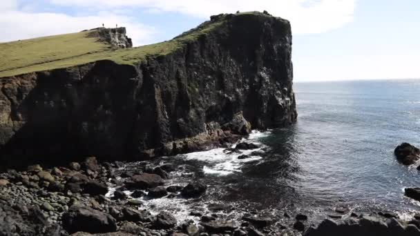 Πανέμορφη Θέα Τεράστιων Παράκτιων Βράχων Στο Valahnkaml Ισλανδία — Αρχείο Βίντεο
